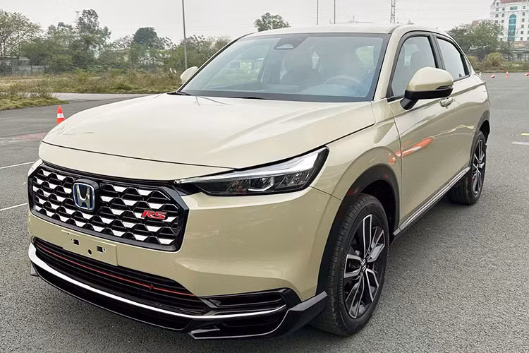 Honda trang bị cho HR-V 2025 công nghệ hỗ trợ lái ADAS nhiều tính năng, như hệ thống phanh giảm thiểu va chạm CMBS, đèn pha thích ứng tự động AHB, kiểm soát hành trình thích ứng gồm dải tốc độ thấp, hỗ trợ giữ làn, thông báo xe phía trước khởi hành. Các trang bị an toàn tiêu chuẩn khác như camera làn đường Honda LaneWatch, cảnh báo áp suất lốp, cảm biến lùi, phanh ABS/EBD/BA, 8 túi khí...