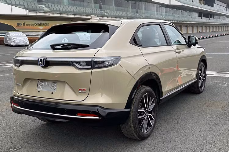 Bên cạnh đó, Honda Việt Nam vẫn giữ hai bản L và G, lắp máy xăng 1,5 lít hút khí tự nhiên công suất 119 mã lực, mô-men xoắn cực đại 145 Nm. Trong khi HR-V L cũ sử dụng động cơ 1.5 tăng áp công suất 174 mã lực, mô-men xoắn 240 Nm. Với việc bản L không có công nghệ turbo, mức giá giảm gần 80 triệu đồng.