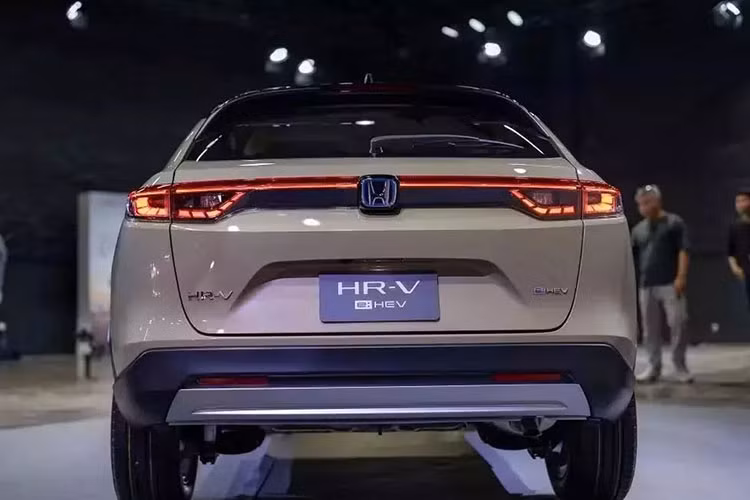 Đặc biệt, nhằm hướng đến sự kết hợp hoàn hảo giữa thẩm mỹ và hiệu năng, Honda HR-V 2025 mới bản e:HEV RS được trang bị bộ mâm xe 18 inch với thiết kế đa chấu mạnh mẽ, giúp nâng tầm thiết kế sang trọng và tối ưu khả năng bám đường khi lái.