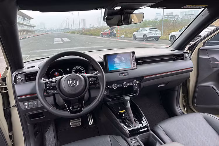 Ở nội thất, Honda trang bị ghế da cho toàn bộ các phiên bản của HR-V, trong khi bản G cũ dùng ghế nỉ. Hai bản cao RS và L có các tính năng như kết nối Honda Connect, âm thanh 8 loa, 3 cổng USB-C, màn hình giải trí 8 inch hỗ trợ kết nối không dây với điện thoại thông minh...
