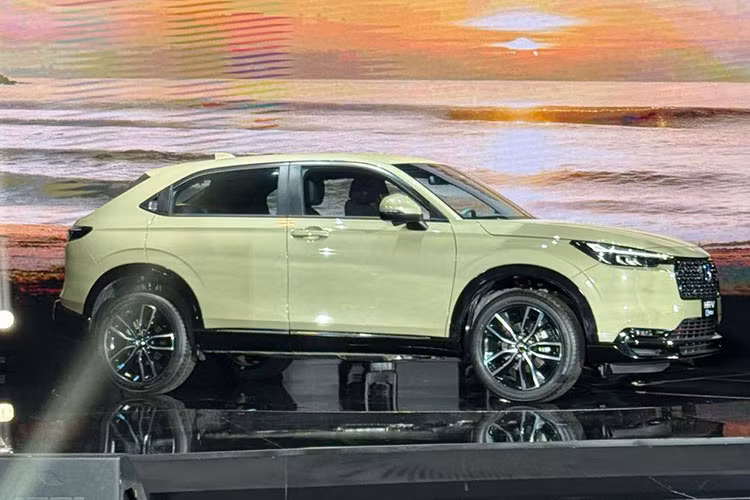 Trong phân khúc SUV B động cơ hybrid tại Việt Nam, HR-V e:HEV RS cạnh tranh với Toyota Yaris Cross HEV - đối thủ đồng hương giá 765 triệu đồng. Với cách định giá mới, Honda cho thấy mục tiêu doanh số được dồn vào bản L với giá bán 750 triệu, trong khi đó bản hybrid định giá cao khi có mức giá 869 triệu, đắt ngang xe SUV cỡ C.