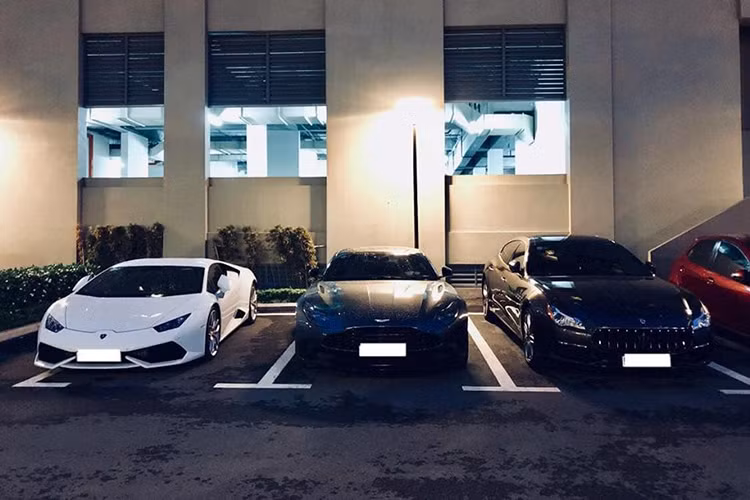 Lamborghini Huracan là mẫu xe thay thế Gallardo, ra mắt vào năm 2014. Sau 4 năm, Lamborghini đã xuất xưởng hơn 11.000 chiếc Huracan. Chiếc xe trong bài viết này được xem là ở dạng nguyên bản với các chi tiết vành, đầu xe... vẫn chưa được chủ nhân "đụng chạm hay dao kéo".