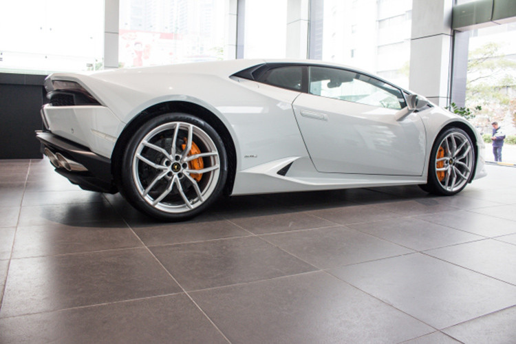 Được biết giá xe Lamborghini Huracan LP610-4 "hàng lướt" này được rao bán 11,5 tỷ đồng và đã lăn bánh với quãng đường dài hơn 12.000 km. Theo thông tin người rao bán thì xe được nhập khẩu từ Ý, xe sản xuất năm 2014 và đăng ký tại Việt Nam là vào năm 2015.