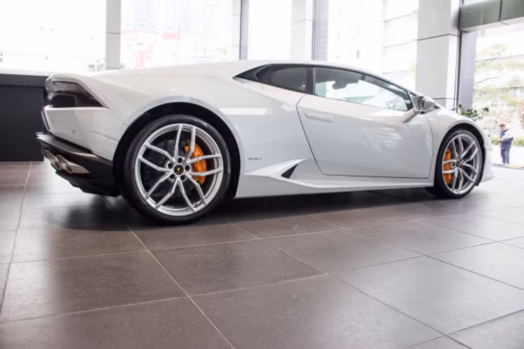 Được biết giá xe Lamborghini Huracan LP610-4 "hàng lướt" này được rao bán 11,5 tỷ đồng và đã lăn bánh với quãng đường dài hơn 12.000 km. Theo thông tin người rao bán thì xe được nhập khẩu từ Ý, xe sản xuất năm 2014 và đăng ký tại Việt Nam là vào năm 2015.