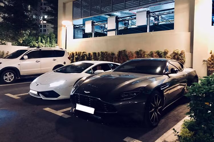 Siêu xe Lamborghini Huracan LP610-4 hàng lướt, màu trắng Bianco Monocerus này là một trong 4 chiếc siêu xe Lamborghini Huracan chính hãng đã tìm thấy chủ nhân ở Việt Nam. Đặc biệt hơn, mẫu xe này từng "chinh chiến" tại hành trình siêu xe Car &amp; Passion 2018 cùng khoảng 10 chiếc siêu xe khác diễn ra vào tháng 3 năm ngoái.