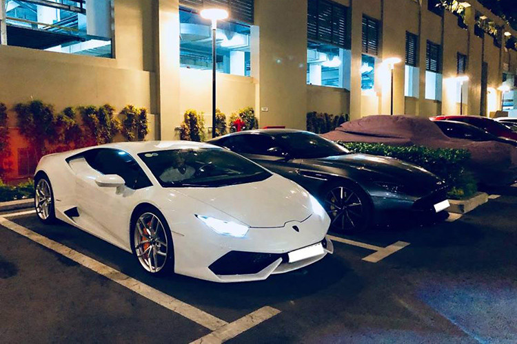 Đây chính là chiếc siêu xe Lamborghini Huracan LP610-4 "hàng lướt" tại Việt Nam được rao bán 11,5 tỷ đồng vào tuần trước và được một đại gia Sài Gòn gốc hải Dương mua lại. Hiện bộ sưu tập xe của doanh nhân quận 2 này còn có chiếc Maserati Quattroporte GranLusso và cả siêu xe Aston Martin DB11 V8 đầu tiên về Việt Nam.