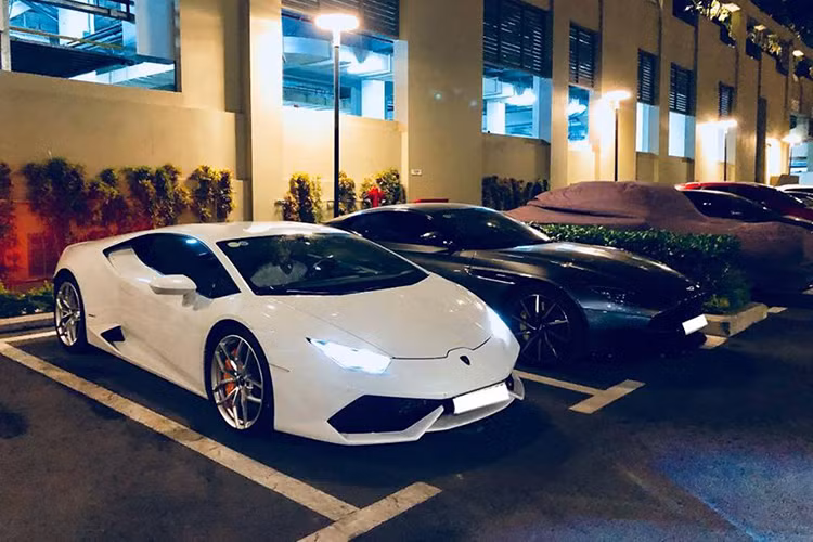 Đây chính là chiếc siêu xe Lamborghini Huracan LP610-4 "hàng lướt" tại Việt Nam được rao bán 11,5 tỷ đồng vào tuần trước và được một đại gia Sài Gòn gốc hải Dương mua lại. Hiện bộ sưu tập xe của doanh nhân quận 2 này còn có chiếc Maserati Quattroporte GranLusso và cả siêu xe Aston Martin DB11 V8 đầu tiên về Việt Nam.