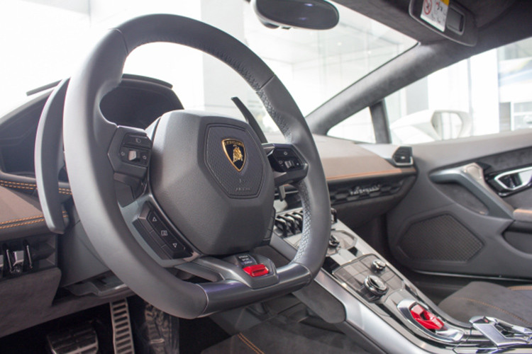 Chiếc siêu xe Lamborghini Huracan LP610-4 này được trang bị khối động cơ V10, dung tích 5.2 lít cho công suất tối đa 610 mã lực và mô-men xoắn cực đại của xe là 560 Nm. "Siêu bò" chỉ mất 3,2 giây để tăng tốc lên 100 km/h từ vị trí đứng yên trước khi đạt vận tốc tối đa 325 km/h.