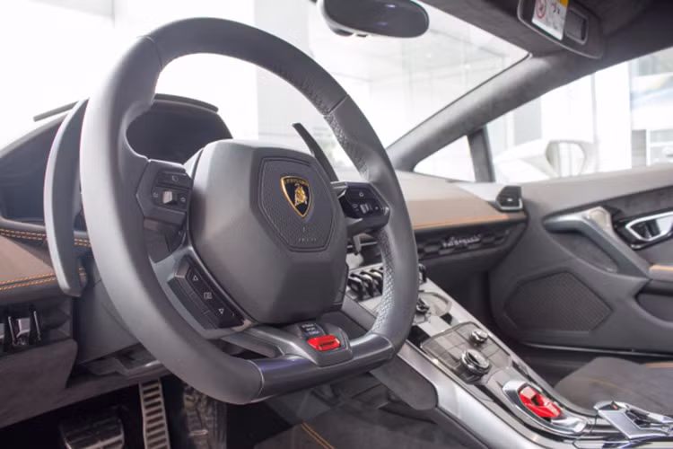 Chiếc siêu xe Lamborghini Huracan LP610-4 này được trang bị khối động cơ V10, dung tích 5.2 lít cho công suất tối đa 610 mã lực và mô-men xoắn cực đại của xe là 560 Nm. "Siêu bò" chỉ mất 3,2 giây để tăng tốc lên 100 km/h từ vị trí đứng yên trước khi đạt vận tốc tối đa 325 km/h.