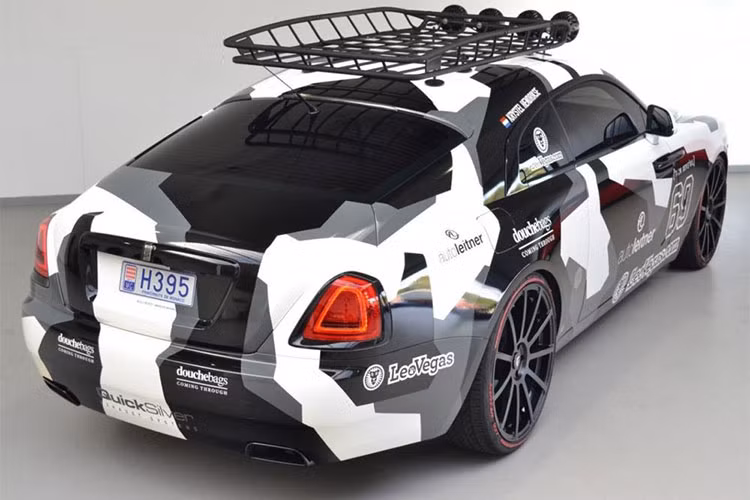 Ngoại thất của chiếc siêu xe sang Rolls-Royce Wraith này còn được trang bị bộ mâm có kích thước lên đến 24 inch của hãng độ Forgiato. Cuối cùng chính là bộ áo khoác 2 màu trắng-đen kiểu rằn ri kết hợp cùng nhau theo sở thích của vận động viên Jon Olson, Thuỵ Điển.