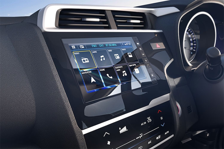 Hệ thống giải trí trên Honda Jazz 2018 tại Ấn Độ được trang bị màn hình thông tin giải trí cảm ứng Digipad 2.0 kích thước 7-inch, tích hợp hệ thống dẫn đường và kết nối Apple CarPlay, Android Auto. Trang bị này không được cung cấp trên các bản Honda Jazz vừa bán ra tại Việt Nam.