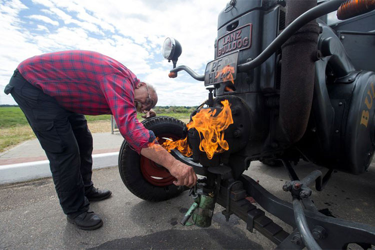 Tại biên giới Belarus, khi đi ngang qua đây - chiếc máy kéo của ông Wirth đã bất ngờ bị các nhân viên an ninh địa phương "tuýt còi" giữ lại, nhưng không phải để phạt mà là để... nhắc nhở ông mua vé qua trạm.