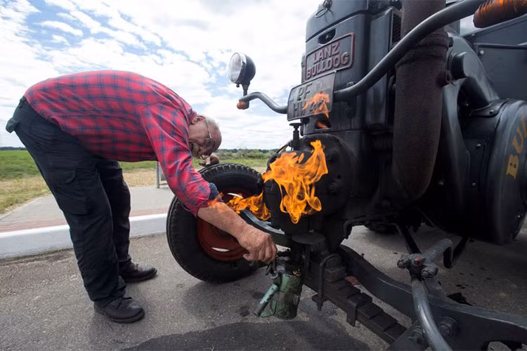 Tại biên giới Belarus, khi đi ngang qua đây - chiếc máy kéo của ông Wirth đã bất ngờ bị các nhân viên an ninh địa phương "tuýt còi" giữ lại, nhưng không phải để phạt mà là để... nhắc nhở ông mua vé qua trạm.