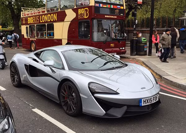 Sieu xe “gia re” McLaren 570S bat ngo lan banh tai London-Hinh-2
