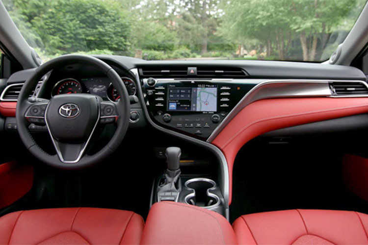 Camry 2018 là dòng xe đầu tiên của Toyota ứng dụng hệ thống giải trí Toyota Entune™ 3.0, với giao diện trực quan và kết nối dễ dàng hơn. Xe sở hữu tính năng cho phép khởi động từ xa, thông báo tình trạng xe và tìm xe... Hệ thống còn có thể phát wifi, kết nối tối đa 5 điện thoại với tốc độ truyền dữ liệu 4G LTE, dàn âm thanh JBL 9 loa cao cấp.