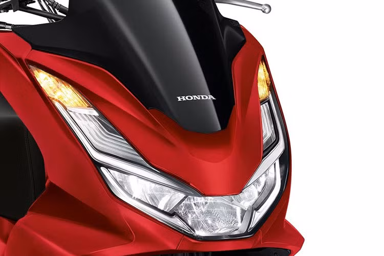 Đầu xe có kính chắn gió nhô ra ở 2 bên, làm tăng thêm vẻ đẹp hầm hố và cải thiện khả năng chắn gió khi xe di chuyển. Cụm đèn pha, đèn xi-nhan, đèn định vị được tạo hình chữ V ở đầu xe trông rất bắt mắt. Hệ thống chiếu sáng trước sau trên xe đều ứng dụng công nghệ LED hiện đại, cao cấp. 