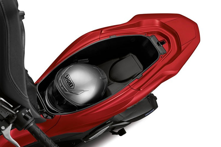 Xe sử dụng bộ vành đúc hợp kim, bánh trước 13 inch còn bánh sau 14 inch, lốp không săm. Xe được trang bị hệ thống phanh đĩa cho cả 2 bánh trước và sau, công nghệ CBC. Riêng phiên bản Honda PCX 160 ABS thì được trang bị thêm Hệ thống kiểm soát lực kéo HSTC để vận hành an toàn hơn. Giảm xóc trước loại ống lồng đường kính 31mm và hành trình 89mm, còn giảm xóc sau hành trình 95mm. 