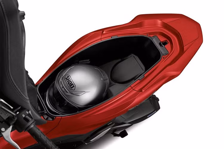 Xe sử dụng bộ vành đúc hợp kim, bánh trước 13 inch còn bánh sau 14 inch, lốp không săm. Xe được trang bị hệ thống phanh đĩa cho cả 2 bánh trước và sau, công nghệ CBC. Riêng phiên bản Honda PCX 160 ABS thì được trang bị thêm Hệ thống kiểm soát lực kéo HSTC để vận hành an toàn hơn. Giảm xóc trước loại ống lồng đường kính 31mm và hành trình 89mm, còn giảm xóc sau hành trình 95mm. 