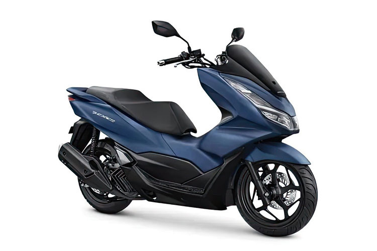 Về tiện nghi hiện đại, Honda PCX 160 2023 nâng cấp tại Indonesia được trang bị chìa khóa thông minh Smartkey, trên đầu xe có hộc chứa đồ tích hợp cổng sạc điện thoại tiện dụng. Bình xăng đặt nằm giữa 2 sàn để chân. Xe có cốp rộng đến 30 lít, đủ chứa 2 mũ bảo hiểm nửa đầu và hàng tá loại vận dụng nho nhỏ khác. 