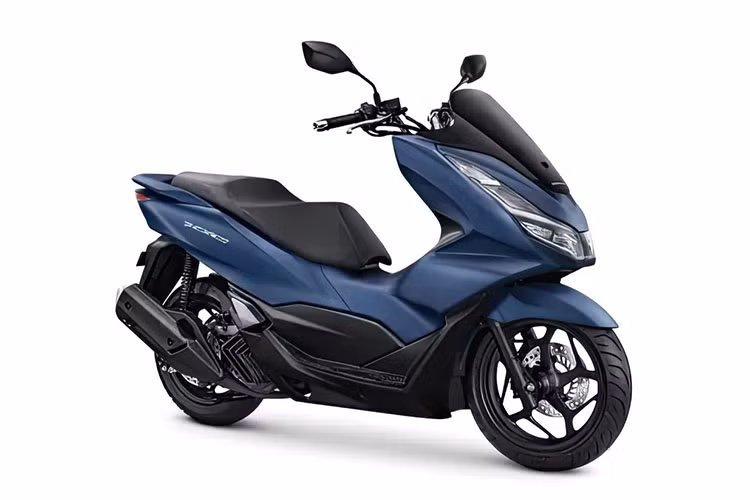 Về tiện nghi hiện đại, Honda PCX 160 2023 nâng cấp tại Indonesia được trang bị chìa khóa thông minh Smartkey, trên đầu xe có hộc chứa đồ tích hợp cổng sạc điện thoại tiện dụng. Bình xăng đặt nằm giữa 2 sàn để chân. Xe có cốp rộng đến 30 lít, đủ chứa 2 mũ bảo hiểm nửa đầu và hàng tá loại vận dụng nho nhỏ khác. 