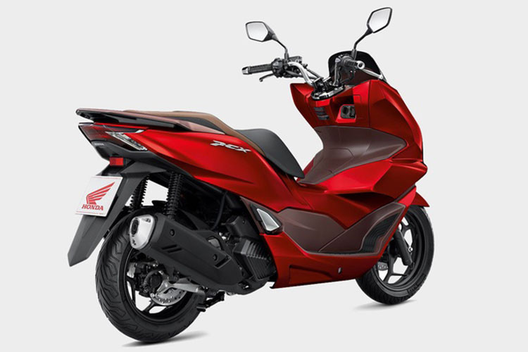 Mẫu xe ga Honda PCX 160 2023 vẫn giữ nét thiết kế đặc trưng như các thế hệ cũ, đậm chất maxi-scooter. Phiên bản mới chỉ khéo léo cải tiến một vài chi tiết để trông cao cấp và hiện đại hơn, hướng tới vẻ đẹp sang và năng động. Honda PCX 160 bản CBS có thêm 2 màu mới là đỏ và đen, đi kèm bộ vành sơn đen.