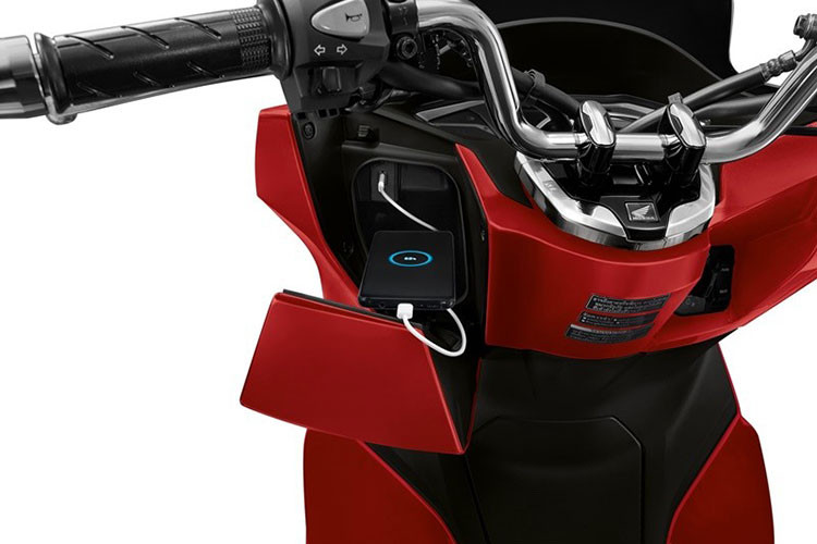 Đuôi xe được trang bị đèn hậu 2 tầng hình chữ X, thiết kế sắc sảo, thanh mảnh và tinh tế hơn so với bản cũ. Đèn xi-nhan vuốt gọn gây ấn tượng mạnh khi nhìn xe từ phía sau. Yên xe cao 764 mm, đã được chỉnh viền, làm thấp hơn để người lái dễ dàng lên, xuống xe. 