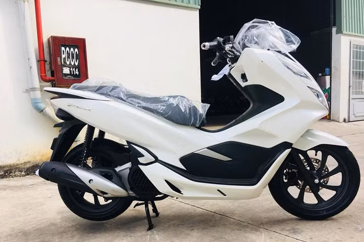 Honda PCX phiên bản 150 thế hệ mới sẽ vẫn giữ ý tưởng về kiểu dáng của các dòng PCX thế hệ trước. Xe được thiết kế lại trông thanh thoát hơn đời cũ, nhưng bên cạnh đó nó cũng được hãng xe máy Honda đưa vào thêm những chi tiết hiện đại và cao cấp để tạo vẻ “linh hoạt và năng động”.