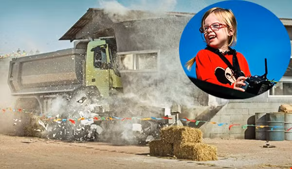 Bé gái 4 tuổi chỉ được điều khiển xe thông qua chiếc điều khiển từ xa.