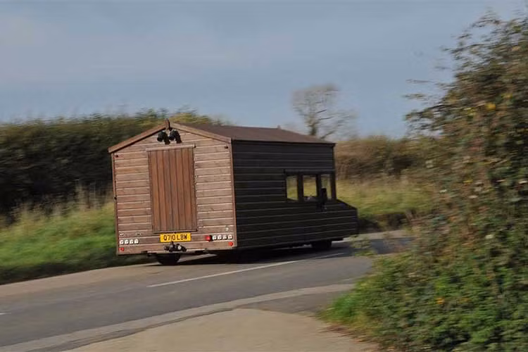 Hiện tại, căn nhà di động của Kevin chỉ được tích hợp hai ống tiêu nước ở trên mái để dẫn luồng khí ra phía sau. Trong tương lai, anh sẽ bố trí thêm những cánh gió thẳng đứng ở các góc đằng sau nhằm hạn chế sự nhiễu động không khí, làm giảm lực cản của công trình này khi di chuyển. 