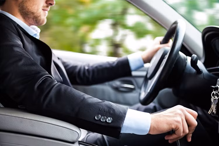 Với động cơ phun xăng điện tử thường ít khi gặp nhiện tượng trên vì đã được thiết kế đặc biệt. Ngoài ra, nhiệt độ thấp khiến dầu bôi trơn đậm đặc hơn khi để xe qua đêm vì động cơ không làm việc. Do đó, chủ nhân có thể dùng dầu nhớt tổng hợp loãng vào mùa đông để động cơ dễ được bôi trơn hơn, việc khởi động sẽ dễ dàng.