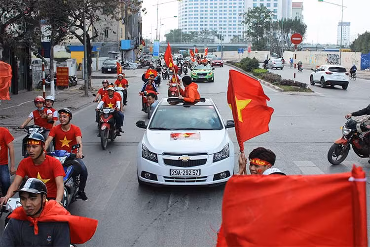 Đoàn xe diễu hành qua các tuyến phố chính của Hà Nội.