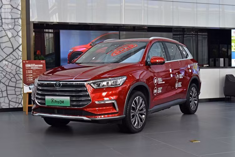 Mới đây, nhà sản xuất xe ôtô Trung Quốc BYD đã chính thức tung ra thị trường mẫu Song Pro mới với tối đa 473 mã lực đầy mạnh mẽ. Về cơ bản, Song Pro là một biến bản cao cấp hơn của mẫu Song, với phong cách thiết kế và nội thất đặc trưng của riêng nó. Nó có lẽ là mẫu xe SUV BYD đẹp nhất cho tới lúc này của thương hiệu Trung Quốc.