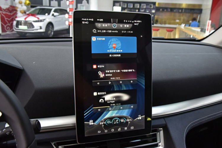 Với từng phiên bản, Song Pro có trang bị một động cơ tăng áp dung tích 1.5 lít sản sinh 160 mã lực và mô-men xoắn cực đại 220 Nm. Phiên bản Pro DM 2 mô tơ có động cơ tăng áp 1.5L kết hợp thêm mộ mô tơ ở bánh sau. Bản Pro DM cũng có trang bị hệ dẫn động 4 bánh, hộp số li hợp kép 6 cấp, cụm pin 15,7 kWh, và có công suất 323 mã lực và mô-men xoắn cực đại 525 Nm. Thời gian gia tốc 0-100 km/h của Pro DM 2 mô tơ là trong 6,5 giây.