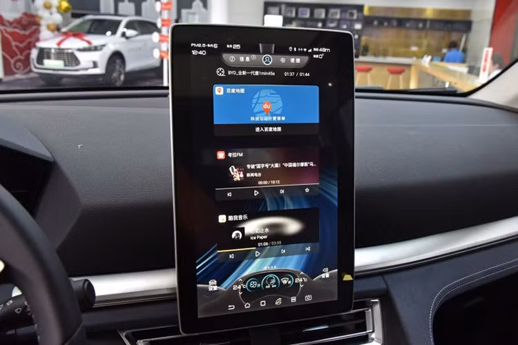 Với từng phiên bản, Song Pro có trang bị một động cơ tăng áp dung tích 1.5 lít sản sinh 160 mã lực và mô-men xoắn cực đại 220 Nm. Phiên bản Pro DM 2 mô tơ có động cơ tăng áp 1.5L kết hợp thêm mộ mô tơ ở bánh sau. Bản Pro DM cũng có trang bị hệ dẫn động 4 bánh, hộp số li hợp kép 6 cấp, cụm pin 15,7 kWh, và có công suất 323 mã lực và mô-men xoắn cực đại 525 Nm. Thời gian gia tốc 0-100 km/h của Pro DM 2 mô tơ là trong 6,5 giây.