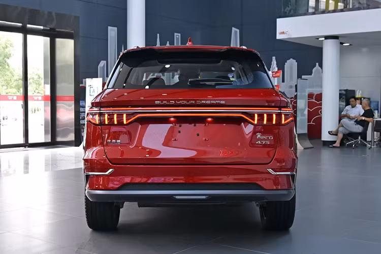 Thân xe với các đường nét thiết kế mang tính khí động học có nẹp kim loại chạy quanh từ đầu đến phía đuôi xe. Cụm đèn hậu thiết kế khá nhỏ, dạng led hiện đại viền chạy liền mạch quanh phần đuôi. Mâm xe dạng hợp kim thiết kế đa chấu kép khá ấn tượng.