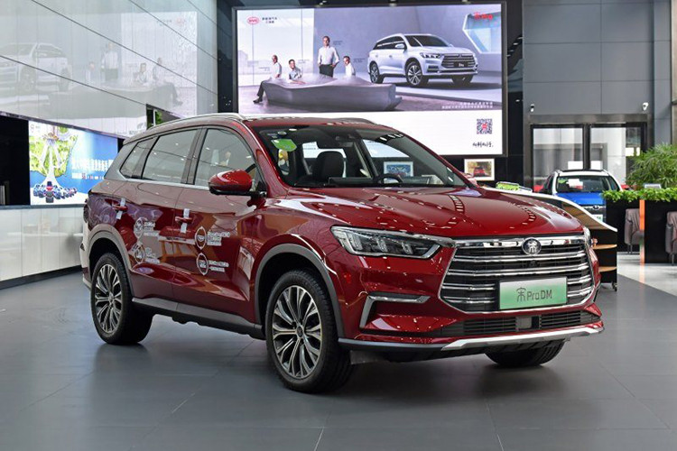 Theo đại diện của hãng xe BYD tại Trung Quốc cho hay, "Công suất của các phiên bản xe điện thuần chủng có phần hơi thấp, đặc biệt là khi so sánh với các bản xe PHEV. Nhưng cự li di chuyển thuần điện của chúng tôi là rất tốt".