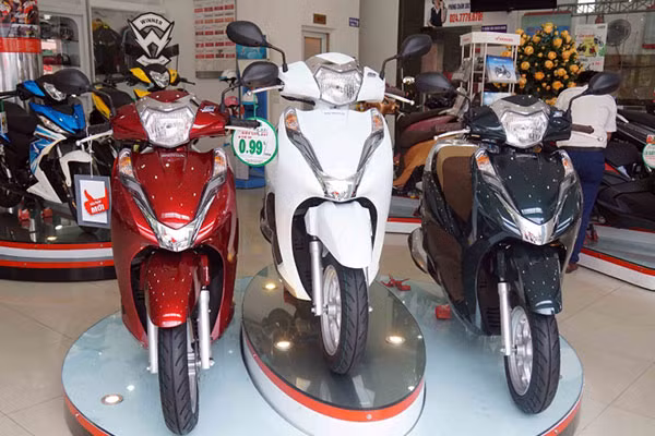 Doanh so xe may Honda nam 2020 sut giam, Yamaha tru vung