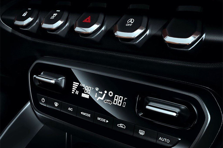 Xe được trang bị các tính năng công nghệ mới hiện nay như khởi động bằng nút bấm, điều khiển hành trình, điều hòa tự động, hệ thống thông tin giải trí với màn hình LCD 8 inch, cửa sổ trời panorama, điều hòa không khí tự động... không gian hàng ghế phía sau khá rộng, ghế ngồi có thêm tựa đầu tạo cảm giác thoải mái cho người sử dụng.