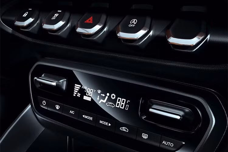 Xe được trang bị các tính năng công nghệ mới hiện nay như khởi động bằng nút bấm, điều khiển hành trình, điều hòa tự động, hệ thống thông tin giải trí với màn hình LCD 8 inch, cửa sổ trời panorama, điều hòa không khí tự động... không gian hàng ghế phía sau khá rộng, ghế ngồi có thêm tựa đầu tạo cảm giác thoải mái cho người sử dụng.