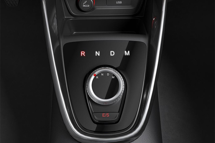 Mẫu SUV cỡ nhỏ này sử dụng động cơ 1,5 lít 4 xi-lanh, công suất 111 mã lực, mô-men xoắn cực đại 147 Nm. Động cơ này kết hợp với hệ dẫn động cầu trước và hộp số tự động 6 cấp. Theo Baojun, 510 sẽ có cần chuyển số sau vô-lăng để đem tới cảm giác chuyển số thể thao hơn.