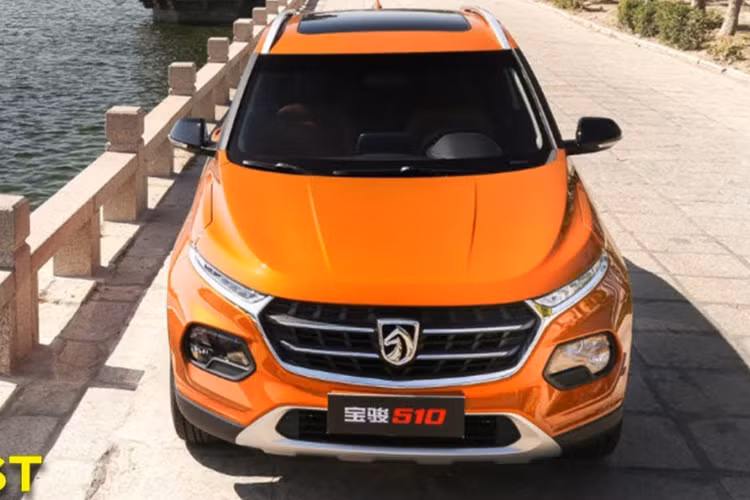 Thiết kế của Baojun 510 khá sắc sảo. Phía trước là cụm đèn pha LED sắc sảo thiết kế dạng lưỡi kiếm nhỏ kéo dài lên nắp ca-pô, bộ lưới tản nhiệt lớn với hai thanh ngang cùng đường viền ốp bao quanh mạ crôm sáng.