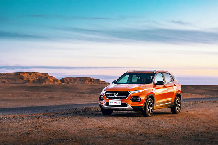 Trong khi đó, cụm đèn sương mù lớn bố trí ở hai bên cản trước với đường viền ốp nhựa đen bắt mắt. Ở phía sau, phần đuôi xe của Baojun 510 nổi bật không kém với cụm đèn hậu to bản sử dụng bóng đèn halogen, một phần tích hợp trên nắp ca-pô cùng logo đặc trưng của hãng đính chính giữa.