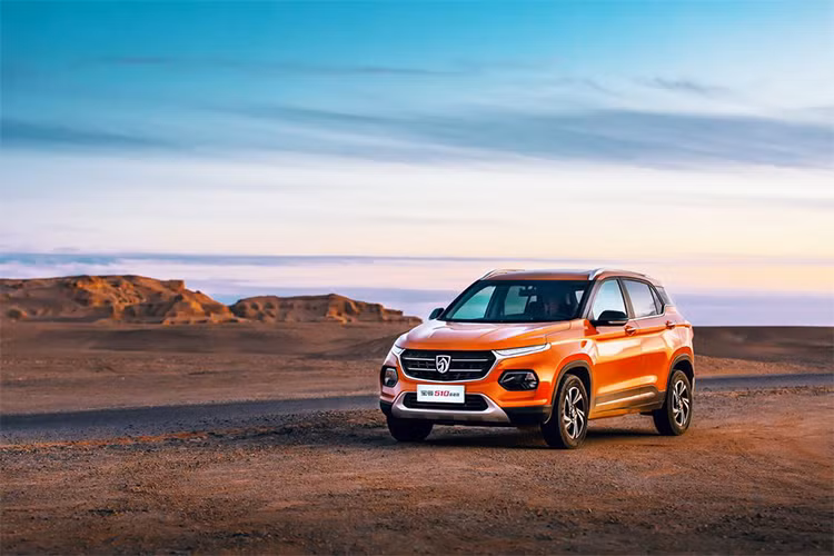 Trong khi đó, cụm đèn sương mù lớn bố trí ở hai bên cản trước với đường viền ốp nhựa đen bắt mắt. Ở phía sau, phần đuôi xe của Baojun 510 nổi bật không kém với cụm đèn hậu to bản sử dụng bóng đèn halogen, một phần tích hợp trên nắp ca-pô cùng logo đặc trưng của hãng đính chính giữa.