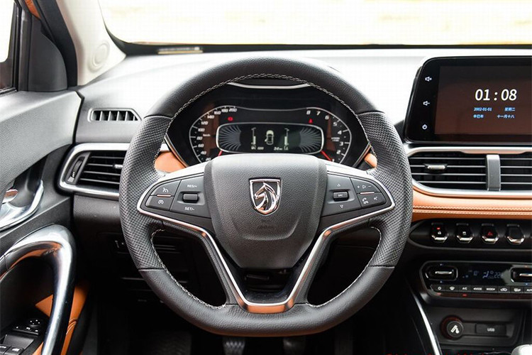 Thiết kế bên trong xe với hai tông màu đen-nâu làm chủ đạo, các chi tiết bọc giả da khá ấn tượng không hề thua kém các đối thủ cũng phân khúc. Vô-lăng 3 chấu tích hợp phím chức năng nổi bật với đường viền crôm sáng, bọc giả da cùng đồng hồ phía sau tay lái bố trí khá thuận mắt.