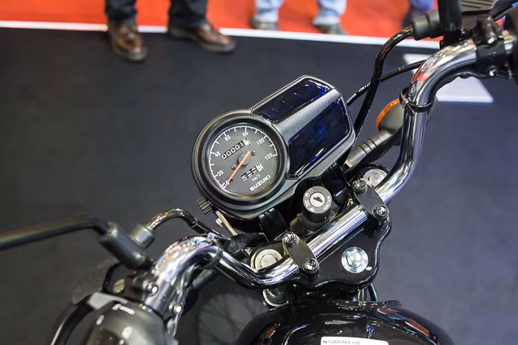 Bảng đồng hồ của GD110 cũng khá cơ bản, chỉ bao gồm một đồng hồ đo vận tốc, đèn báo các cấp số, xi nhan, chế độ pha. Hơi đáng tiếc khi không có sự hiện diện của đồng hồ tua máy. Ngoài ra, GD110 cũng có một chế độ đánh dấu hành trình (trip) điều chỉnh bằng tay, nằm ở bên dưới ô ODO.