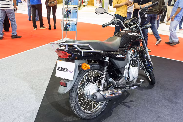 Kích thước dài rộng cao của chiếc backbone 110cc này lần lượt là 1.900 x 750 x 1.050 mm. GD110 có chiều dài cơ sở 1.215 mm, trọng lượng 108 kg và khoảng sáng gầm xe 140 mm. Mọi thứ trên chiếc xe này đều rất đơn giản, từ đèn trước hình tròn kích thước lớn sử dụng bóng halogen, cho đến phanh đùm trước sau và bánh căm...