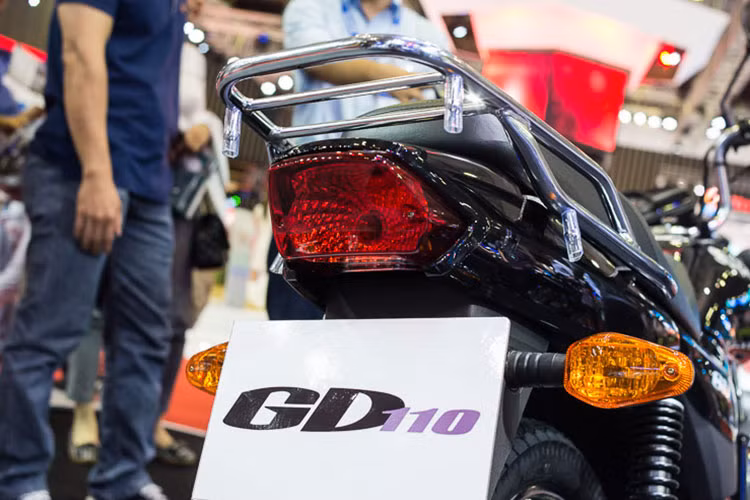 Phần đuôi Suzuki GD110 có thêm phần baga giúp bổ sung thêm không gian chứa đồ (Các phượt thủ chắc chắn sẽ thích chi tiết này). Đèn sau cũng sử dụng công nghệ halogen phổ thông và đèn xi nhan có dạng rời giống phía trước, pad biển số thiết kế đơn giản nằm dưới đèn hậu.