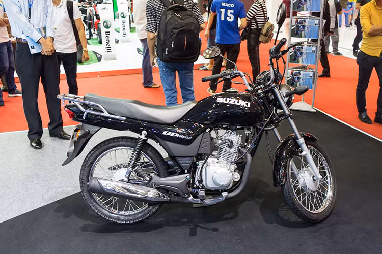 Suzuki GD110 là một chiếc backbone hoài cổ với bình xăng ở phía trước kẹp giữa 2 chân, yên xe có chiều cao ngang với bình xăng, cùng tay lái cao và rộng. Phong cách của Suzuki GD110 gợi nhớ chúng ta đến mẫu những mẫu xe máy côn tay backbone từng làm mưa, làm gió một thời tại Việt Nam những năm thập niên 90.