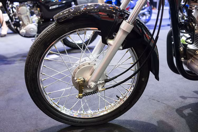 Hệ thống treo trước là loại ống lồng thủy lực, còn hệ thống treo sau là loại lò xo đôi đi kèm với giảm chấn thủy lực. Mâm xe trước và sau đều là dạng nan có kích thước 17 inch. Là mẫu xe máy côn tay giá rẻ, đáng tiếc Suzuki chỉ trang bị cho xe hệ thống phanh trước và sau đều là dạng tang trống.