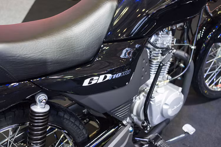 Chiều cao yên của GD110 tại Việt Nam là 750 mm, thấp hơn so với thị trường Philippines và Thái do phần yên chỗ người ngồi trước được làm lõm xuống một chút. Ngoài mầu sơn bóng của thân xe, trên xe không có nhiều chi tiết nổi bật ngoài bộ tem Suzuki GD110 được thiết kế khá đơn giản và không gây quá nhiều ấn tượng với người dùng.